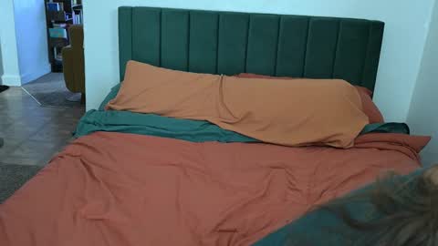 L online show from October 18, 2025, 9:48 pm