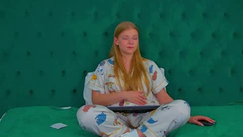 lilitrosen online show from September 15, 2025, 6:08 pm