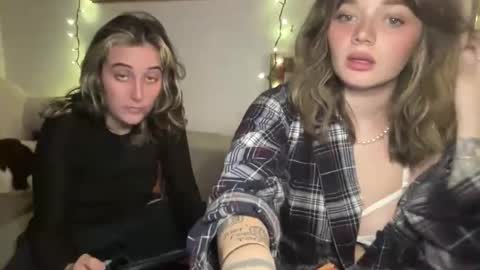 lilldaddysgirl online show from December 17, 2025, 3:12 am