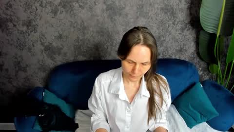 lillian_white1 online show from February 23, 2025, 1:32 pm