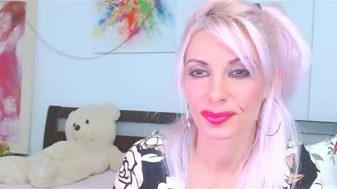 Lara online show from October 10, 2025, 9:14 pm