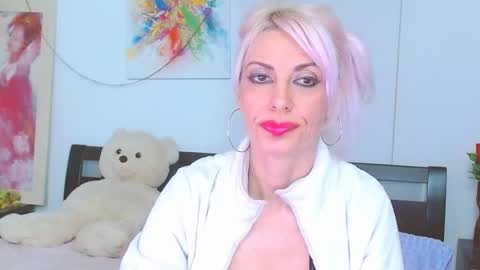 Lara online show from December 5, 2025, 3:37 am