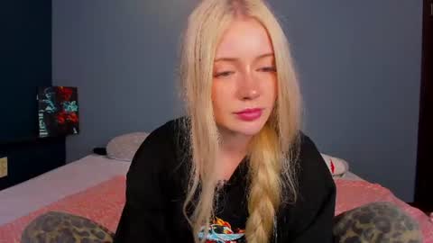 Snapshot of lillie_berry chatting on July 10, 2026, 5:34 am lillie_berry online show from July 10, 2026, 5:34 am