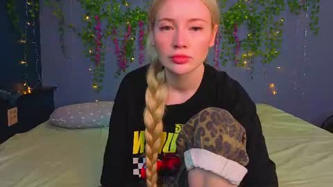 Snapshot of lillie_berry chatting on July 19, 2026, 4:16 am lillie_berry online show from July 19, 2026, 4:16 am