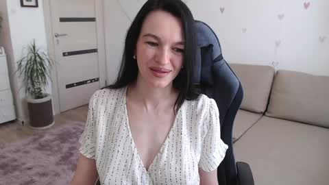 lilliyves online show from April 16, 2026, 10:05 am