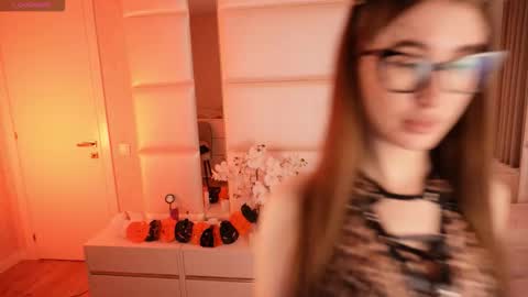 Lilly Colins online show from October 31, 2025, 2:40 pm