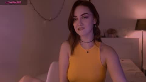 LillyFarey online show from September 19, 2025, 6:52 pm