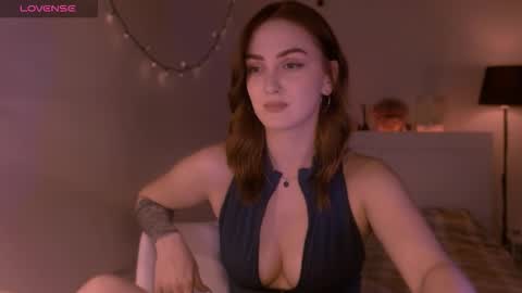 LillyFarey online show from September 25, 2025, 4:32 pm