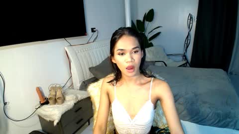 lillyholland online show from February 20, 2025, 12:47 pm