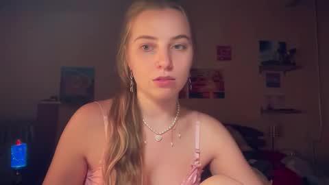 Snapshot of lily_smily chatting on November 7, 2025, 6:19 pm Lily online show from November 7, 2025, 6:19 pm