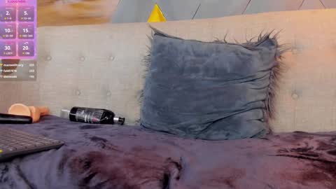 lily_waist online show from January 24, 2025, 3:32 am