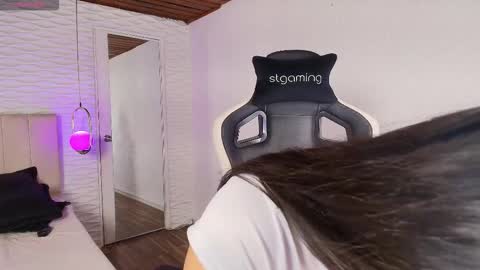 lily_waist online show from October 8, 2025, 11:08 am