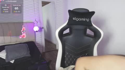 lily_waist online show from November 3, 2025, 10:49 am