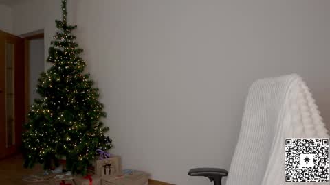 Lily   online show from December 27, 2024, 2:43 pm