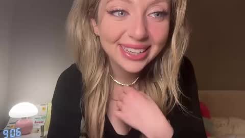 Snapshot of lilymae98 chatting on January 5, 2025, 2:06 am LilyMae online show from January 5, 2025, 2:06 am