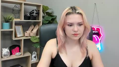 Snapshot of lilysweetxo chatting on July 16, 2026, 6:30 am Lily online show from July 16, 2026, 6:30 am