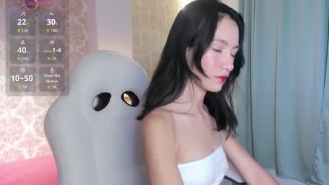 lilythea_ online show from September 17, 2025, 8:43 pm