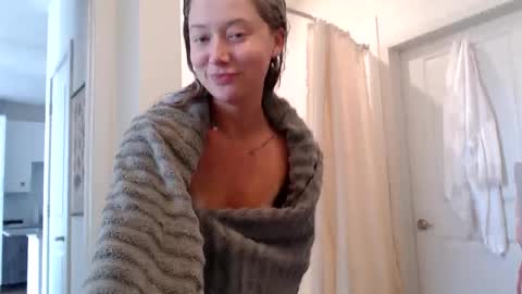 Lily Monroe online show from October 5, 2025, 7:56 pm