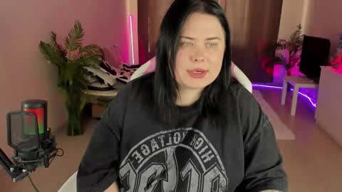 lina_linx online show from September 19, 2025, 7:10 am