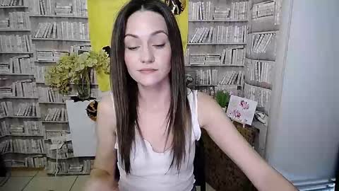 Lina online show from October 17, 2025, 7:33 am