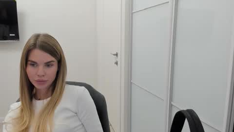 Snapshot of linabey chatting on November 6, 2025, 2:18 pm linabey online show from November 6, 2025, 2:18 pm