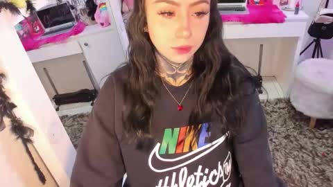 Lindaa maria  online show from November 18, 2025, 4:39 am