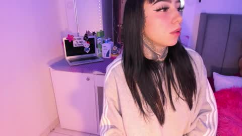 Lindaa maria  online show from December 17, 2025, 5:02 am