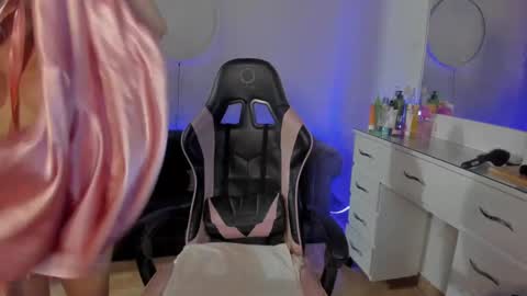 Lindsay    online show from February 2, 2025, 10:02 am