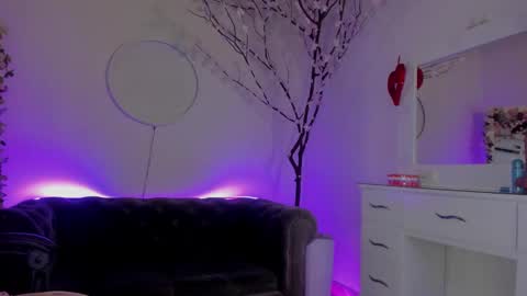 Lindsay    online show from February 22, 2025, 1:11 am