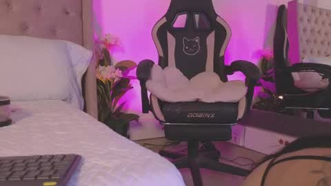 Snapshot of linoshka_1 chatting on April 16, 2026, 8:20 pm Luciana online show from April 16, 2026, 8:20 pm