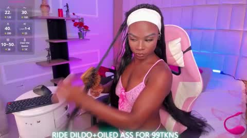 Snapshot of linsyadams chatting on February 14, 2025, 9:10 pm online show from February 14, 2025, 9:10 pm