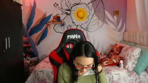 LinzyBaner online show from January 5, 2025, 11:12 pm