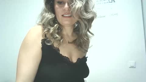 Snapshot of lionessmom chatting on October 27, 2025, 3:21 am lionessmom online show from October 27, 2025, 3:21 am