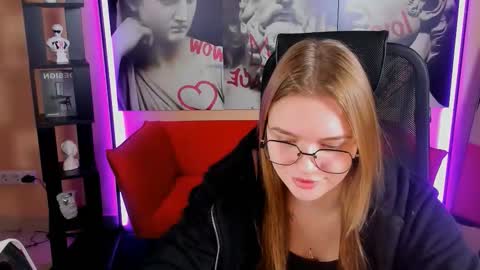 Lisa online show from November 1, 2025, 3:52 am