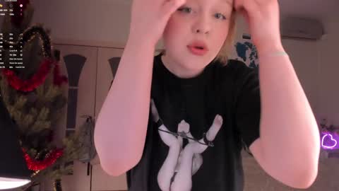 -Lisa- Help me to reach 100 thumbs up3 online show from January 1, 2025, 12:33 pm