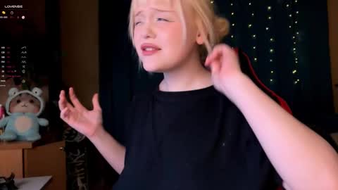 -Lisa- Help me to reach 100 thumbs up3 online show from October 5, 2025, 4:49 pm