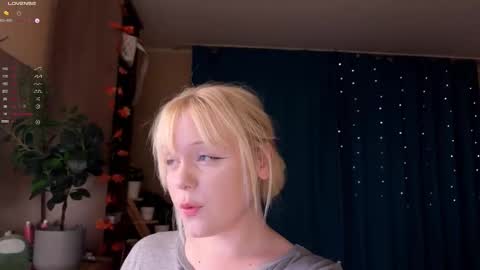 -Lisa- Help me to reach 100 thumbs up3 online show from November 22, 2025, 9:03 pm