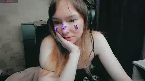 lisamoth online show from October 25, 2025, 4:42 am