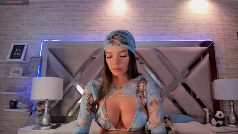 lisawalker_ online show from October 8, 2025, 3:31 pm