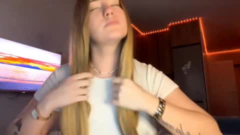 Snapshot of lisi_kiss_ chatting on May 25, 2026, 6:47 pm Aurora online show from May 25, 2026, 6:47 pm