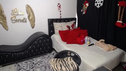 LITA a sexy milf online show from December 11, 2024, 7:14 pm