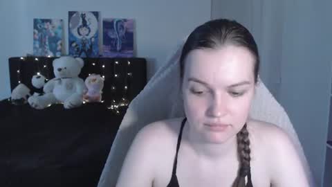 Snapshot of little__flowers chatting on June 26, 2026, 9:35 am little__flowers online show from June 26, 2026, 9:35 am