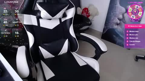 Amelie  online show from April 14, 2026, 3:29 pm