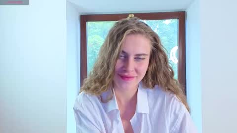 Snapshot of little_cu1tie chatting on October 7, 2025, 10:45 am Margo online show from October 7, 2025, 10:45 am