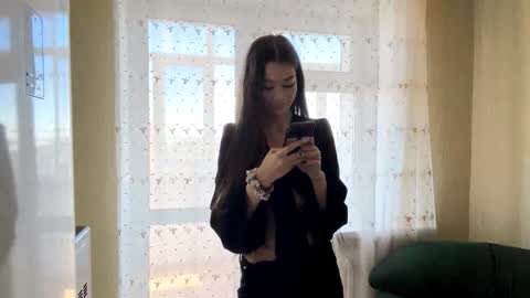 Viiola online show from October 31, 2025, 3:29 am