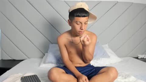 little_kris1 online show from November 11, 2025, 12:38 pm