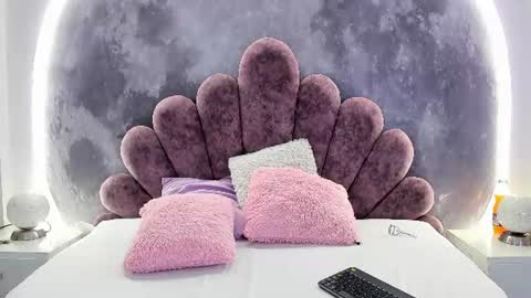 little_melanie online show from June 11, 2026, 2:37 pm