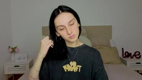 little_mollee online show from October 16, 2025, 8:10 pm