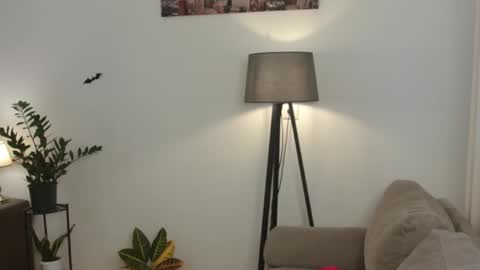 Nicole online show from October 17, 2025, 1:46 pm