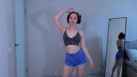 Snapshot of little_pretty_woman chatting on May 14, 2026, 11:06 am little_pretty_woman online show from May 14, 2026, 11:06 am